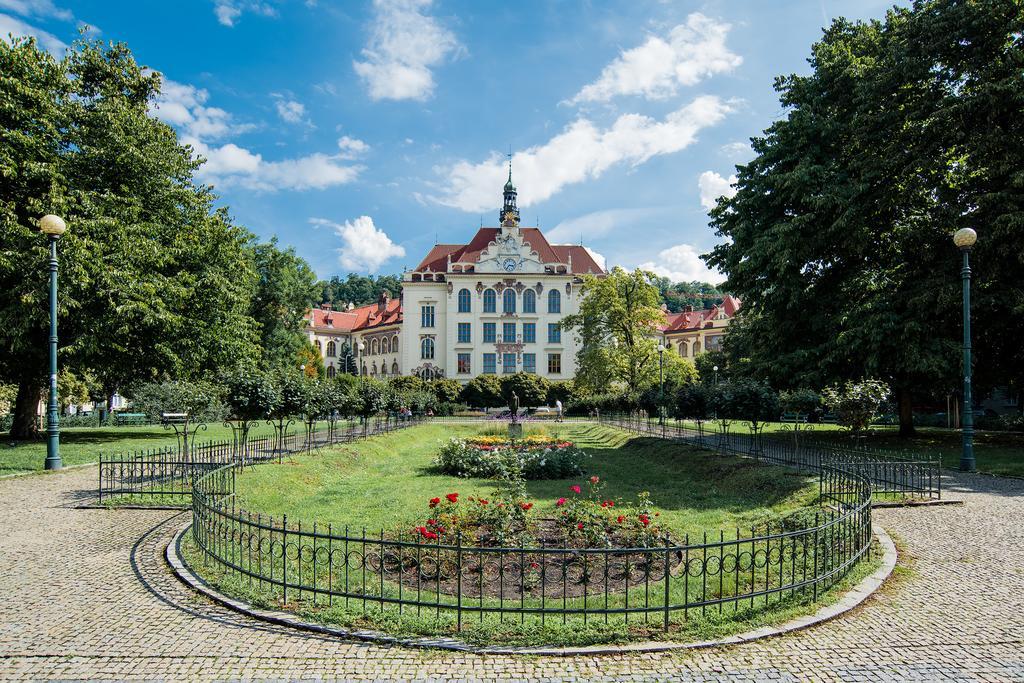 Apartment Gesse Brezinova Prague Exterior photo